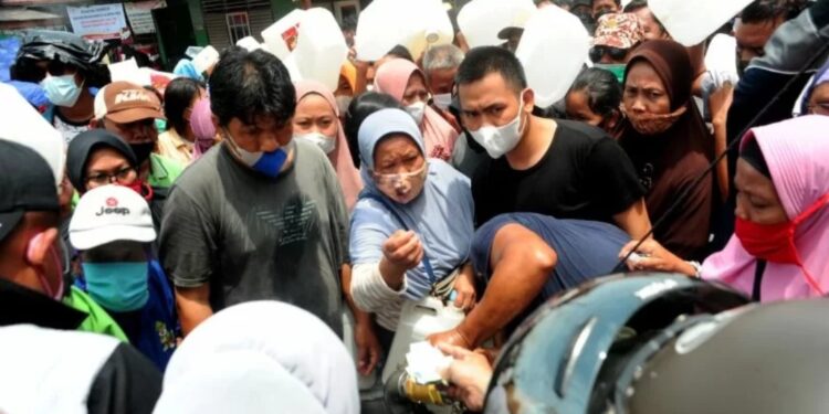 Warga mengantre untuk membeli minyak goreng pada operasi pasar di Pasar Alang-Alang Lebar, Palembang, Sumsel (5/2/22). (MASAPNEWS/ANT)