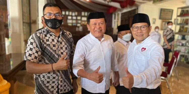 Wakil Ketua DPR Muhaimin Iskandar saat foto bersama pemilik Padepokan Seni Kirun (PadSKI), Syakirun, di Madiun, Sabtu (5/3/2022). (MASAPNEWS/ANT/HO-DPR RI)