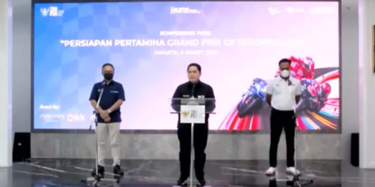 Tangkapan layar - Menteri BUMN Erick Thohir (tengah) didampingi Wakil Menteri BUMN II Kartika Wirjoatmodjo (kiri) dan Direktur Utama InJourney Dony Oskaria (kanan) dalam konferensi pers virtual di Jakarta, Minggu (6/3/2022). (MASAPNEWS/ANT)