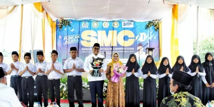 Wakil Ketua MPR, Jazilul Fawaid (tengah), hadir dalam acara puncak "Sunanul Muhtadin Competition & Festival", sekaligus pembagian hadiah di halaman Ponpes Modern Sunanul Muhtadin, Desa Kertosono, Kecamatan Sidayu, Gresik, Jawa Timur, Minggu (6/3/2022). (MASAPNEWS/ANT/HO-MPR)