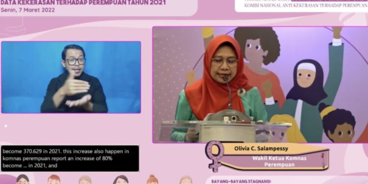 Tangkapan layar Wakil Ketua Komnas Perempuan Olivia C. Salampessy dalam acara peluncuran catatan tahunan Komnas Perempuan 2022 seperti dipantau dari Jakarta, Senin (7/3/2022). (MASAPNEWS/ANT)