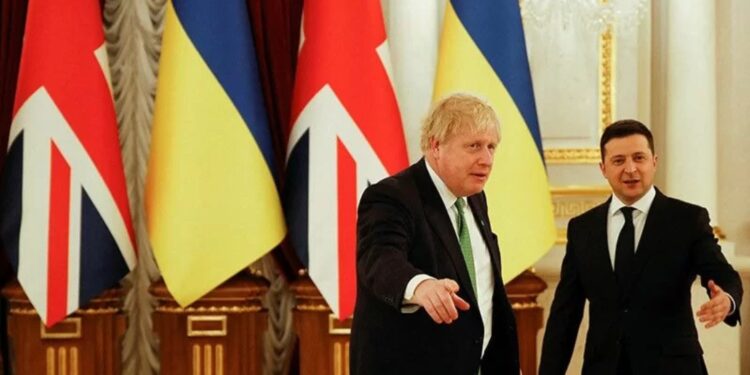Arsip--Perdana Menteri Inggris Boris Johnson (kiri) bertemu dengan Presiden Ukraina Volodymyr Zelenskiy di istana kepresidenan di Kiev, Ukraina, Selasa (1/2/2022). (MASAPNEWS/ANT/REUTERS)