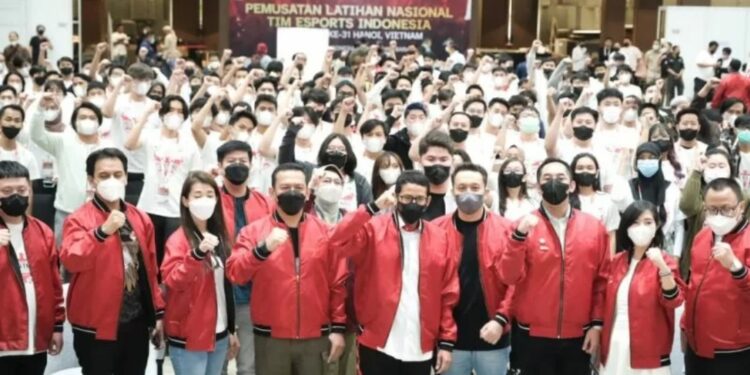 Menteri Pariwisata dan Ekonomi Kreatif Sandiaga Uno foto bersama Pengurus Besar E-Sports Indonesia (PBESI) di Jeep Station Indonesia Resort, Kabupaten Bogor, Jawa Barat, Selasa (8/3/2022). (MASAPNEWS/ANT/HO-Kemenparekraf)