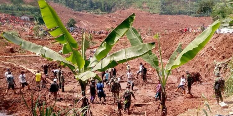 Arsip foto penanganan bencana tanah longsor di Dusun Jemblung, Desa Sampang, Kecamatan Karangkobar, Kabupaten Banjarnegara, Jawa Tengah, yang terjadi pada tanggal 12 Desember 2014 dengan korban jiwa mencapai 108 orang meninggal dunia. (MASAPNEWS/ANT)