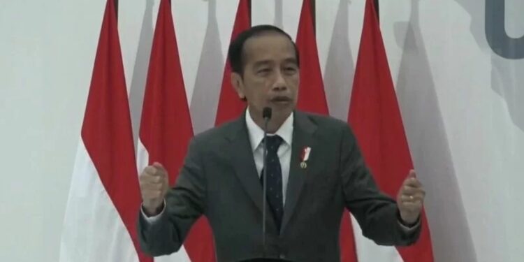 Tangkapan layar Presiden Joko Widodo saat memberi pengarahan dalam Sidang Terbuka Senat Akademik Dies Natalis ke-46 Universitas Sebelas Maret di Surakarta, Jawa Tengah, Jumat (11/3/2022). (MASAPNEWS/ANT)