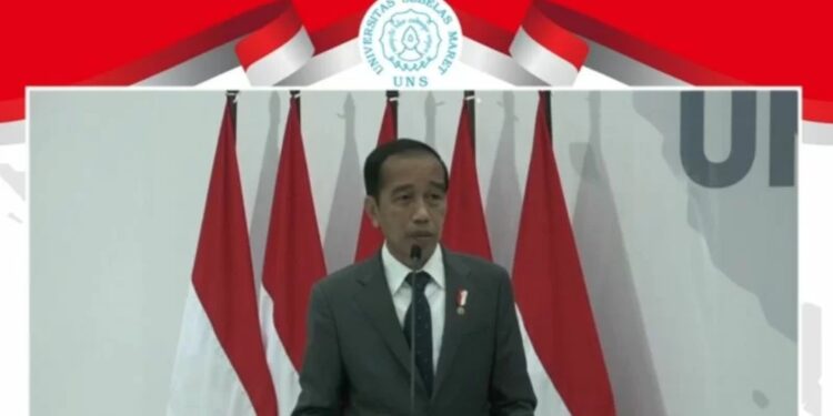 Tangkapan layar Presiden Joko Widodo saat memberikan pengarahan pada Sidang Terbuka Senat Akademik Dies Natalis ke-46 Universitas Sebelas Maret (UNS) yang ditayangkan secara virtual melalui akun Universitas Sebelas Maret, Jumat. (11/3/2022) (MASAPNEWS/ANT)
