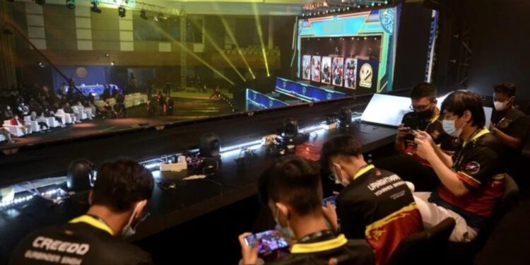 Atlet esports bertanding dalam cabang game Lokapala saat pertandingan semifinal rangkaian babak grand final Piala Presiden Esports 2021 di Nusa Dua, Badung, Bali, Sabtu (18/12/2021). Piala Presiden Esports 2021 diharapkan dapat menjaring bibit-bibit atlet esports Indonesia untuk bisa bersaing di kompetisi level dunia sekaligus terus mengembangkan potensi game-game lokal buatan Indonesia. (MASAPNEWS/ANT)