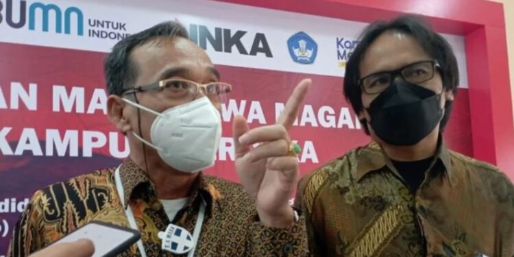 Direktur PT INKA (Persero) Budi Noviantoro (kiri) didampingi Ketua Tim Akselerasi Bus Listrik Merah Putih Nur Yuniarto memberikan keterangan pers usai melakukan penerimaan mahasiswa magang program Kampus Merdeka di Gedung INKA Training Center (ITC), Desa Kuwiran, Kecamatan Kare, Kabupaten Madiun, Jatim, Jumat (11/3/2022). (MASAPNEWS/ANT)