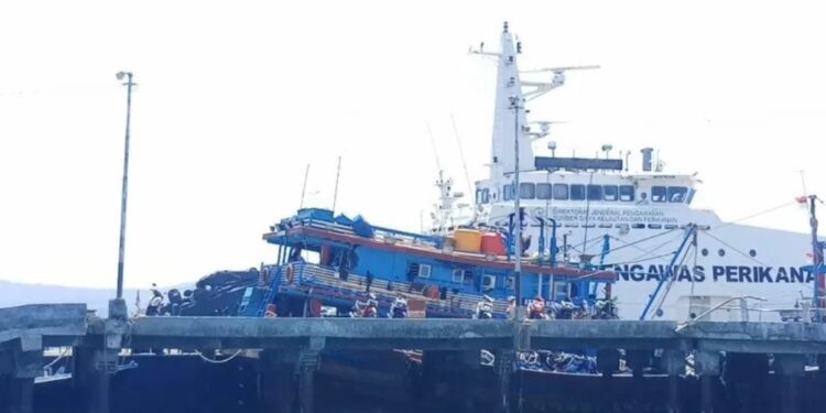 Ilustrasi: Kapal Motor Nelayan (KMN) Azzam 82 asal Banyuwangi, Jawa Timur, yang diamankan di Pelabuhan Perikanan Tenau, Kota Kupang, akibat dugaan pelanggaran area penangkapan ikan di Laut Timor. (MASAPNEWS/ANT)