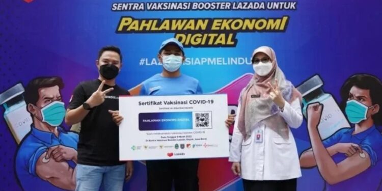 Penyerahan simbolis sertifikat Vaksinasi di Sentra Vaksinasi Booster Lazada Untuk Pahlawan Ekonomi Digital. (MASAPNEWS/ANT/HO/Lazada Indonesia)