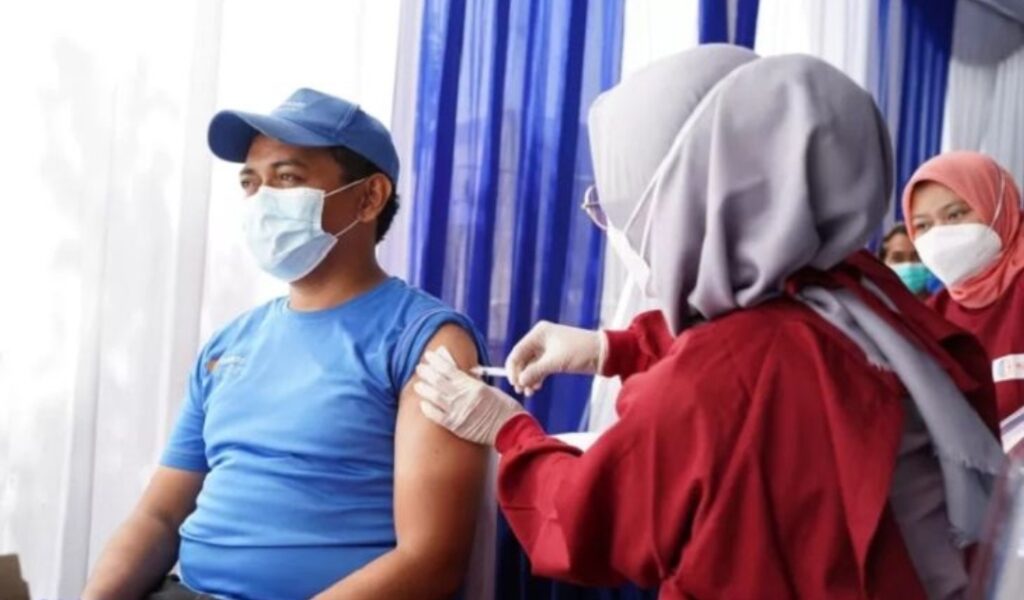 Pemberian vaksinasi booster di Sentra Vaksinasi Booster Lazada. (MASAPNEWS/ANT/HO/Lazada Indonesia)