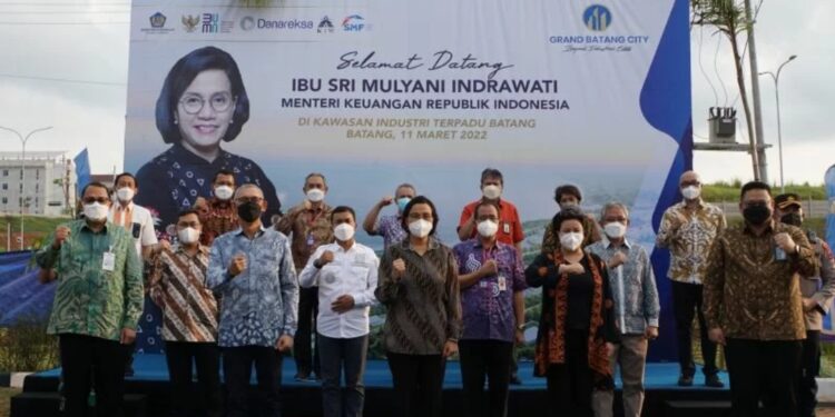 Menteri Keuangan Sri Mulyani (tengah) dalam kunjungan dan penandatanganan komitmen PMN Tahun 2021 PT SMF (Persero) dan PT Kawasan Industri Wijayakusuma (Persero) di Kabupaten Batang, Jawa Tengah, Jumat (11/03/2022). (MASAPNEWS/ANT/HO-SMF)