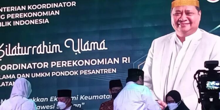 Menteri Perekonomian Airlangga Hartarto memberikan bantuan dana pada pondok pesantren untuk pengembangan UMKM di sela kegiatan Forum Silaturrahim Ulama di Makassar, Sabtu (12/3/2022). (MASAPNEWS/ANT)
