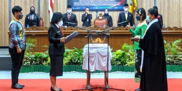 Ketua DPRD Kotawaringin Timur Rinie memimpin pelantikan dan pengambilan sumpah janji pergantian antar waktu anggota DPRD, Memei Wulandari, Jumat (11/3/2022). (MASAPNEWS/ANT/HO-DPRD Kotim)