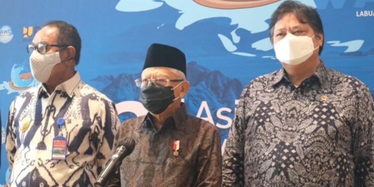 Wakil Presiden RI Ma'ruf Amin menyampaikan pernyataan didampingi Menteri Koordinator Bidang Perekonomian Airlangga Hartarto (kanan) dan Wakil Gubernur NTT Josef Nae Soi (kiri) membuka acara The 2nd Asia International Water Week (AIWW) di Labuan Bajo, Nusa Tenggara Timur, Senin (14/3/2022). (MASAPNEWS/ANT)