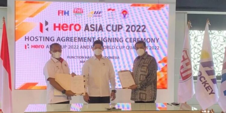 Ketua Pengurus Pusat Federasi Hoki Indonesia (PP FHI) Budi Sulistijono (kiri) dan CEO Federasi Hoki Asia (AHF) Tayyab Ikrab (kanan) didampingi Ketua Komite Olimpiade Indonesia Raja Sapta Oktohari (tengah) dalam penandatanganan MoU penunjukan Indonesia tuan rumah Piala Asia Hoki 2022 di Kantor KOI, Jakarta, Selasa (15/3/2022). (MASAPNEWS/ANT/HO-FHI)