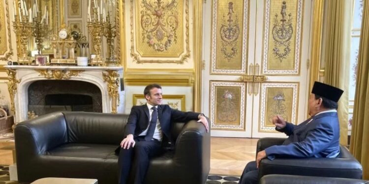 Menteri Pertahanan RI Prabowo Subianto saat bertemu dengan Presiden Prancis Emmanuel Macron di Kantor resmi dan kediaman Presiden Macron, Élysée Palace, pada Selasa (15/3/2022). (MASAPNEWS/ANT/HO-Humas Setjen Kemhan)