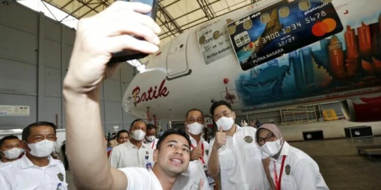 President Director of Lion Air Group Edward Sirait, Brand Ambassador BNI Raffi Ahmad, Direktur Utama BNI Royke Tumilaar, Owner Lion Air Group Rusdi Kirana, dan Direktur Bisnis Konsumer BNI Corina Leyla berswafoto pada peluncuran kartu Co-brand BNI-Batik Air di Batam, Kepri, Jumat (18/3/2022). (MASAPNEWS/ANT)