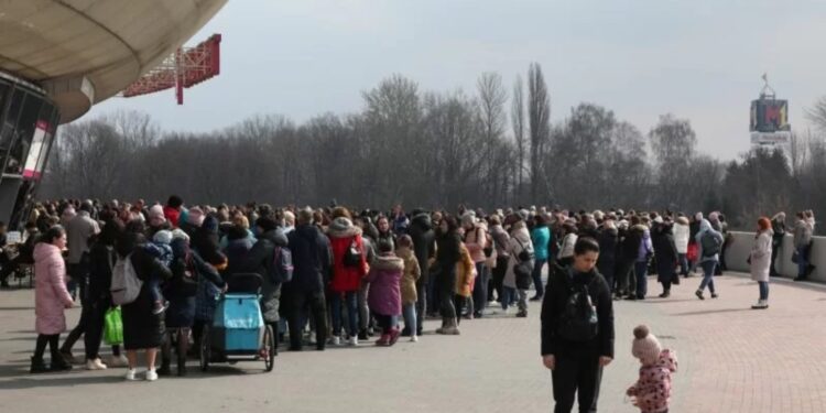 Pengungsi yang melarikan diri dari invasi Rusia ke Ukraina menunggu dalam antrean untuk mendapatkan nomor identifikasi nasional Polandia (PESEL) di Krakow, Polandia, Rabu (16/3/2022). (MASAPNEWS/ANT/Jakub Wlodek/Agencja Wyborcza.pl via REUTERS)