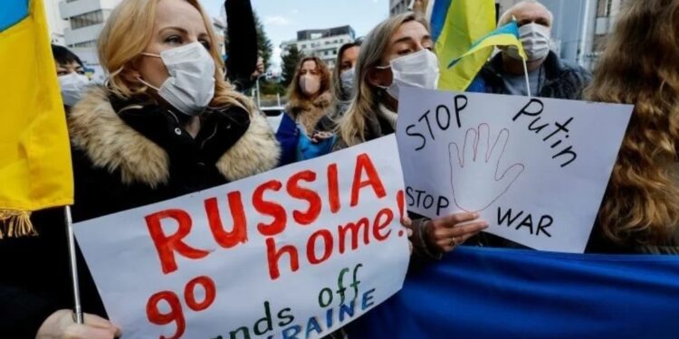 Ilustrasi: Para demonstran mengecam invasi Rusia ke Ukraina (MASAPNEWS/ANT/REUTERS