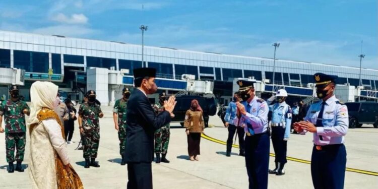 Presiden Joko Widodo dan Ibu Iriana Joko Widodo berangkat menggunakan Pesawat Kepresidenan Indonesia-1 dari Bandara Internasional Soekarno-Hatta, Tangerang menuju Bandara Internasional Lombok Zainuddin Abdul Madjid, Nusa Tenggara Barat pada Minggu (20/3/2022). (MASAPNEWS/ANT/HO-Biro Pers Sekretariat Presiden)