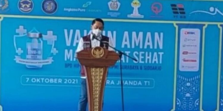 Ketua Umum HIPMI Jatim Rois Sunandar Maming, saat memberi sambutan pada acara vaksinasi di Bandara Internasional Juanda, Kabupaten Sidoarjo. (MASAPNEWS/ANT)