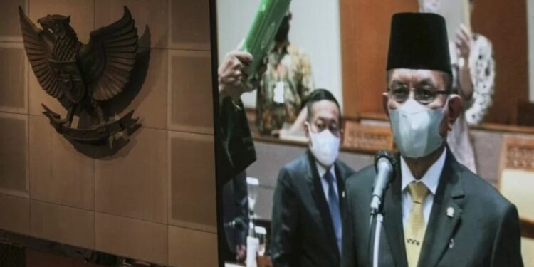 Dokumentasi anggota DPR Fraksi Partai Golkar Lodewijk F Paulus mengucap sumpah jabatan saat dilantik pada Rapat Paripurna DPR Ke-6 Masa Persidangan I Tahun Sidang 2021-2022 di Kompleks Parlemen, Senayan, Jakarta, Kamis (30/9/2021). Rapat Paripurna DPR menetapkan Lodewijk F Paulus sebagai Wakil Ketua DPR menggantikan Azis Syamsuddin yang mengundurkan diri karena terjerat kasus dugaan korupsi. (MASAPNEWS/ANT)