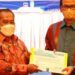 Pelaksana Tugas Direktur Jenderal Pendidikan Tinggi, Riset, dan Teknologi Kemendikbudristek Prof Nizam (kanan) saat memberikan penghargaan pada Rektor Universitas Negeri Semarang Fathur Rokhman di Magelang, Jawa Tengah, Sabtu (19/3/2022). (MASAPNEWS/ANT/Humas Diktiristek)