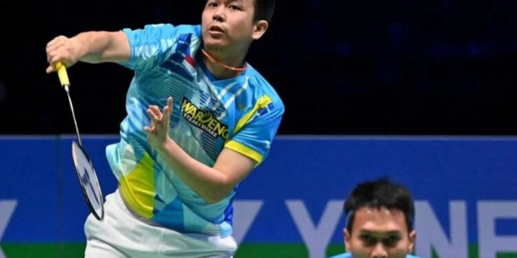 Ganda putra Indonesia Mohammad Ahsan (depan) dan Hendra Setiawan saat tampil dalam babak semifinal All England 2022 melawan wakil China He Ji Ting/Tan Qiang di Utilita Arena, Birmingham, Inggris, Sabtu (19/3/2022). (MASAPNEWS/ANT)
