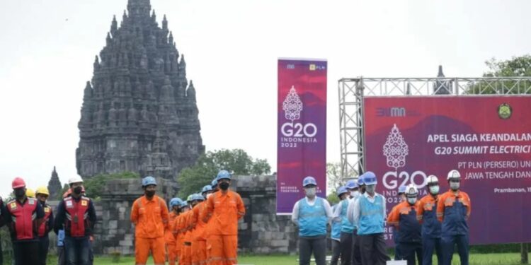 Apel siaga para personel untuk menjamin keandalan sistem kelistrikan saat penyelenggaraan KTT G20 di pelataran Candi Prambanan, Yogyakarta, Selasa (15/3/2022). (MASAPNEWS/ANT/HO-PT PLN (Persero))