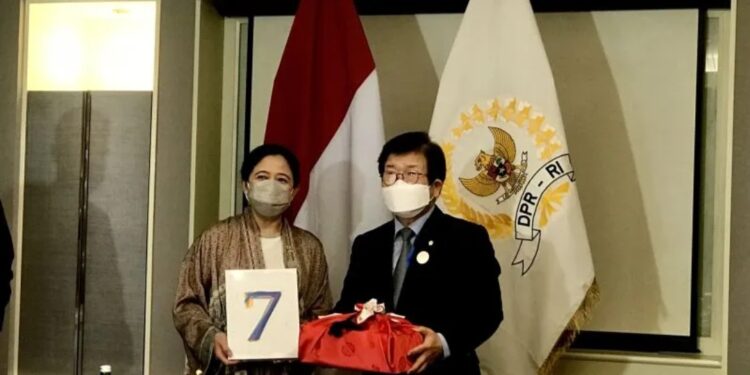 Ketua DPR RI Puan Maharani (kiri) dan Ketua DPR Korea Selatan Park Byeong-seug (kanan) berfoto usai bertukar cindera mata pada pertemuan bilateral yang digelar di sela-sela Sidang Majelis Ke-144 IPU di BICC, Nusa Dua, Bali, Selasa (22/3/2022). (MASAPNEWS/ANT)