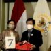 Ketua DPR RI Puan Maharani (kiri) dan Ketua DPR Korea Selatan Park Byeong-seug (kanan) berfoto usai bertukar cindera mata pada pertemuan bilateral yang digelar di sela-sela Sidang Majelis Ke-144 IPU di BICC, Nusa Dua, Bali, Selasa (22/3/2022). (MASAPNEWS/ANT)