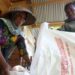 Dokumentasi - Petani menyiapkan pupuk bersubsidi untuk ditaburkan di area persawahan Indrapuri, Aceh Besar, Aceh, Sabtu (22/1/2022). (MASAPNEWS/ANT)