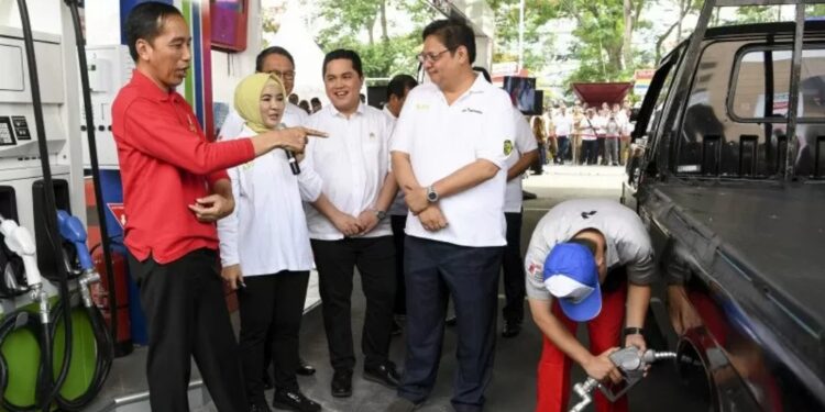 Presiden Joko Widodo (kiri) bersama Menko Perekonomian Airlangga Hartarto (kedua kanan), Menteri BUMN Erick Thohir (ketiga kanan), Menteri ESDM Arifin Tasrif (ketiga kiri) dan Direktur Utama Pertamina Nicke Widyawati (kedua kiri) menyaksikan pengisian bahan bakar Solar pada sebuah mobil saat peresmian implementasi program Biodiesel 30 persen (B30) di SPBU Pertamina MT Haryono, Jakarta, Senin (23/12/2019). (MASAPNEWS/ANT)