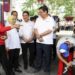 Presiden Joko Widodo (kiri) bersama Menko Perekonomian Airlangga Hartarto (kedua kanan), Menteri BUMN Erick Thohir (ketiga kanan), Menteri ESDM Arifin Tasrif (ketiga kiri) dan Direktur Utama Pertamina Nicke Widyawati (kedua kiri) menyaksikan pengisian bahan bakar Solar pada sebuah mobil saat peresmian implementasi program Biodiesel 30 persen (B30) di SPBU Pertamina MT Haryono, Jakarta, Senin (23/12/2019). (MASAPNEWS/ANT)