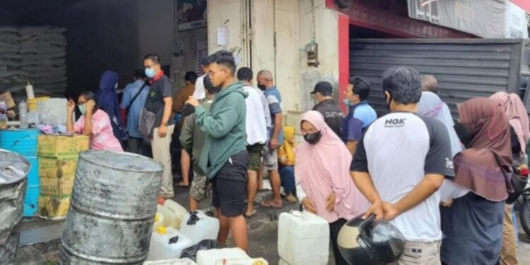 Ilustrasi - Antrean minyak goreng curah di kawasan Pasar Legi Solo, Jawa Tengah. (MASAPNEWS/ANT)