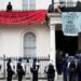 Polisi bersiap untuk masuk ke mansion yang dilaporkan milik seorang milyader Rusia Oleg Deripaska, yang dimasukkan ke daftar sanksi Britain minggu lalu, saat penghuni liar menduduki tempat tersebut, di Belgravia, London, Britain, Senin (14/3/2022). (MASAPNEWS/ANT)