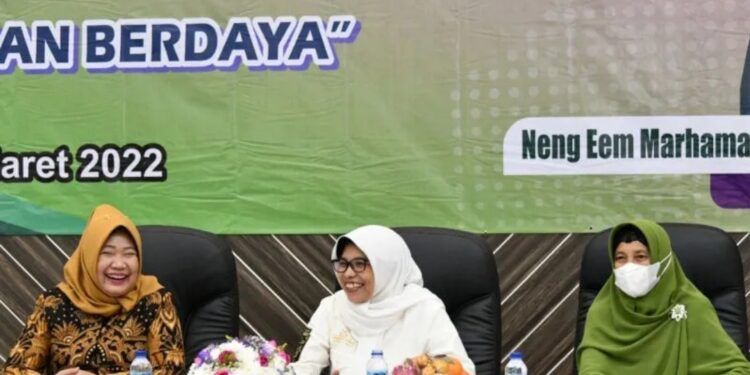 Sekretaris Fraksi Partai Kebangkitan Bangsa (FPKB) MPR RI Neng Eem Marhamah Zulfa Hiz (tengah) dalam Sarasehan Kehumasan MPR RI Menyapa Sahabat Kebangsaan di Wisma Kementerian Ketenagakerjaan (Kemnaker) Cianjur, Jawa Barat, Senin (28/3/2022). (MASAPNEWS/ANT/HO-MPR)
