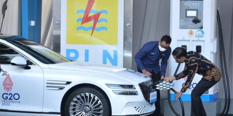 Presiden Joko Widodo (kanan) didampingi Direktur Utama PLN Darmawan Prasodjo mengisi daya mobil listrik saat peresmian stasiun pengisian kendaraan listrik umum (SPKLU) ultra fast charging di Central Parking Nusa Dua, Badung, Bali, Jumat (25/3/2022). Presiden Jokowi meresmikan SPKLU Ultra Fast Charging 200 kW pertama di Indonesia yang disiapkan untuk mengisi daya kendaraan listrik saat Konferensi Tingkat Tinggi (KTT) G20 di Bali pada 2022. (MASAPNEWS/ANT)