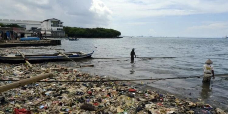 Ilustrasi- Nelayan beraktivitas di dekat tumpukan sampah yang berserakan di Pantai Sukaraja, Bandar Lampung, Lampung, Kamis (9/12/2021). (MASAPNEWS/ANT)
