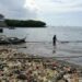 Ilustrasi- Nelayan beraktivitas di dekat tumpukan sampah yang berserakan di Pantai Sukaraja, Bandar Lampung, Lampung, Kamis (9/12/2021). (MASAPNEWS/ANT)