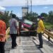 Kepala DPU Kabupaten Gumas Baryen (kanan) saat meninjau Jembatan Sei Rawi I yang ambruk, Kamis (24/3/2022). (Foto : Facebook @Dinas Pekerjaan Umum)