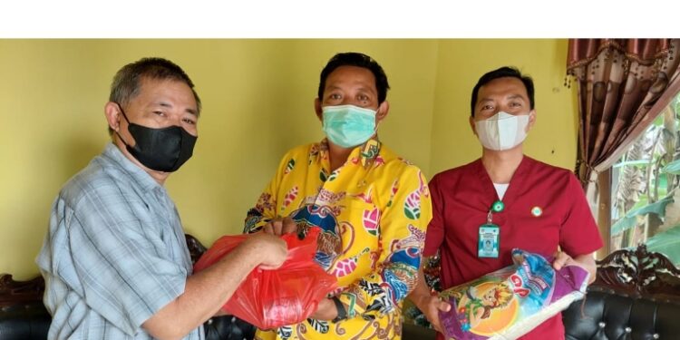 Ketua PPNI Kabupaten Gumas Rahmattambun (batik kuning) berkunjung dan menyerahkan bingkisan kasih kepada salah seorang perawat yang sudah purna tugas, di Kota Kuala Kurun, Kamis (17/3/2022). (Foto : PPNI Kabupaten Gumas)