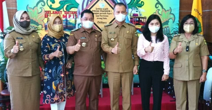 Bupati Gumas Jaya S Monong dan Wakil Bupati Efrensia L.P Umbing berfoto bersama Bupati Kotim Halikinnor dan Wakil Bupati Irawati, usai pertemuan di Sampit, Selasa (8/3/2022). (ANT)