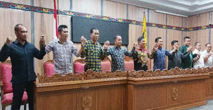 Koalisi lima fraksi saat menyampaikan protes terhadap keputusan Ketua DPRD setempat terkait penundaan semua kegiatan, Selasa (1/3/2022). (ANT)