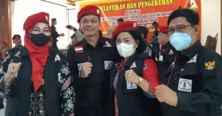 Ketua DPRD Kotawaringin Timur Rinie (dua kanan) bersama Wakil Bupati Irawati dan Wakil Ketua II DPRD Hairis Salamad (kanan) di sela pelantikan dan pengukuhan pengurus Batamad Kotawaringin Timur, Sabtu (5/3/2022). (ANT/IST)