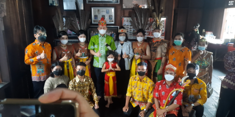 Foto dokumentasi - Bupati Gumas Jaya S Monong, Wakil Bupati Efrensia L.P Umbing, dan lainnya berfoto bersama Sanggar Seni dan Budaya Segah Batuah Tewah, usai meresmikan Huma Adat Hamputan Stefanus Singarasa Tunda di Desa Batu Nyiwuh, Kecamatan Tewah, Sabtu (5/3/2022). (MASAPNEWS/GCM)