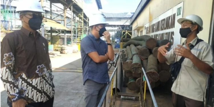 Ketua Komisi IV DPRD Kabupaten Kotawaringin Timur Muhammad Kurniawan Anwar (tengah) saat memantau aktivitas TUKS yang ada di Sampit, Senin (19/7/2021) lalu. (ANT)