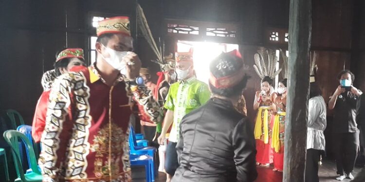 Wakil Ketua I DPRD Kabupaten Gumas Binartha dan lainnya menari Manasai, saat peresmian Huma Adat Hamputan Stefanus Singarasa Tunda di Desa Batu Nyiwuh Kecamatan Tewah, Sabtu (5/3/2022). (MASAPNEWS/GCM)