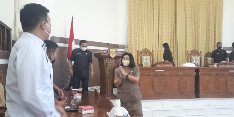 Wakil Bupati Gumas Efrensia L.P Umbing menyapa sejumlah tamu undangan, saat rapat paripurna dengan agenda jawaban pemerintah daerah atas pandangan umum Fraksi Pendukung DPRD, di Kuala Kurun, Senin (14/3/2022). (MASAPNEWS/GCM)